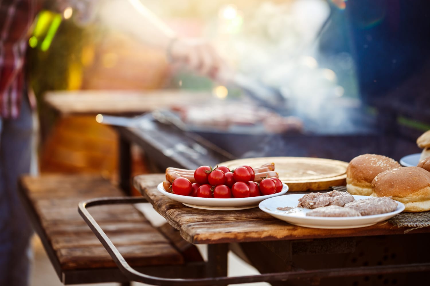 Test af grillbord: Få mere plads med et udendørs grillbord